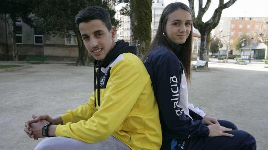 Mehdi El Nabaoui e Iria Rivas Iglesias posan juntos en la alameda estradense. // Bernabé/Cristina M. V.