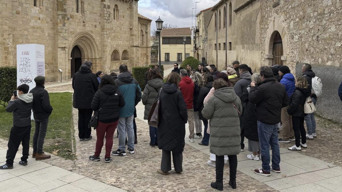 Un grupo de turistas durante su recorrido por la ciudad.  | ALBA PRIETO (ARCHIVO)