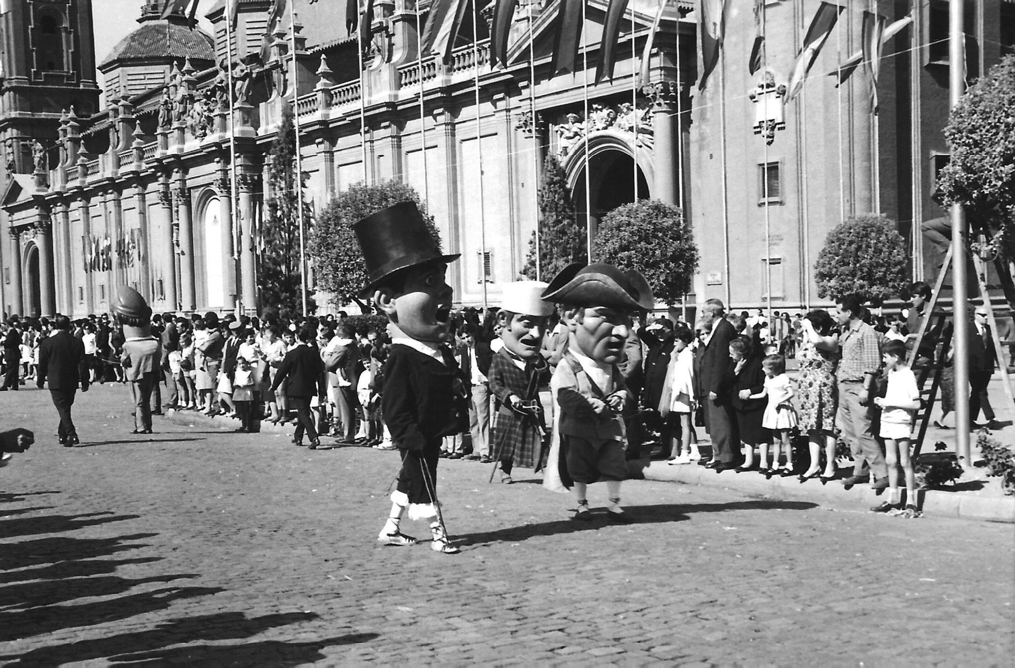 Fotos antiguas de las Fiestas del Pilar de Zaragoza: de la lectura del pregón a caballo a las ferias