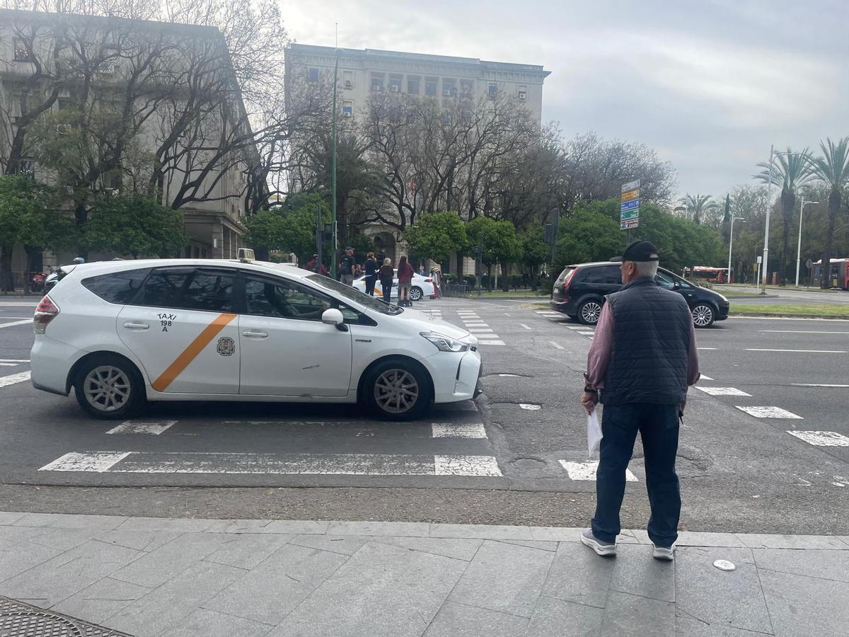 Coches en la puerta de la Audiencia Provincial de Sevilla.