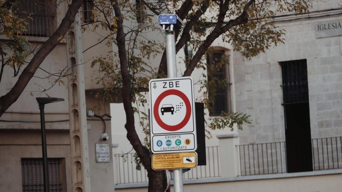 Una de las cámaras instaladas en la Zona de Bajas Emisiones de Palma.