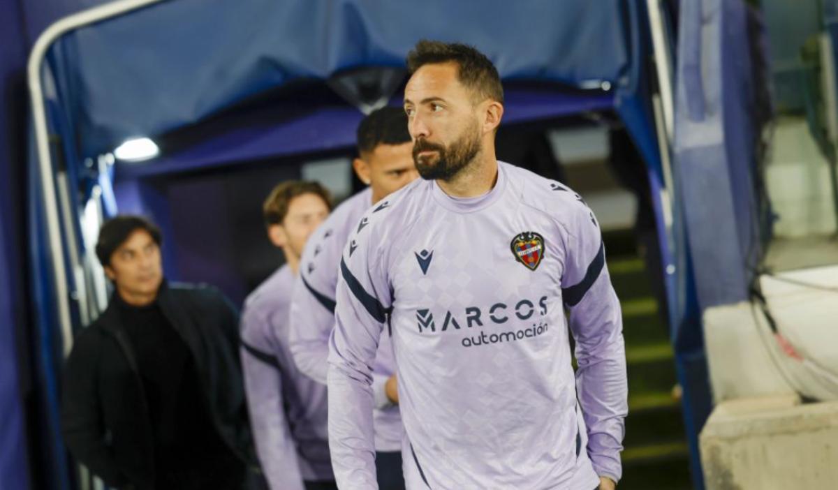 Morales en los instantes previos al calentamiento ante el Elche