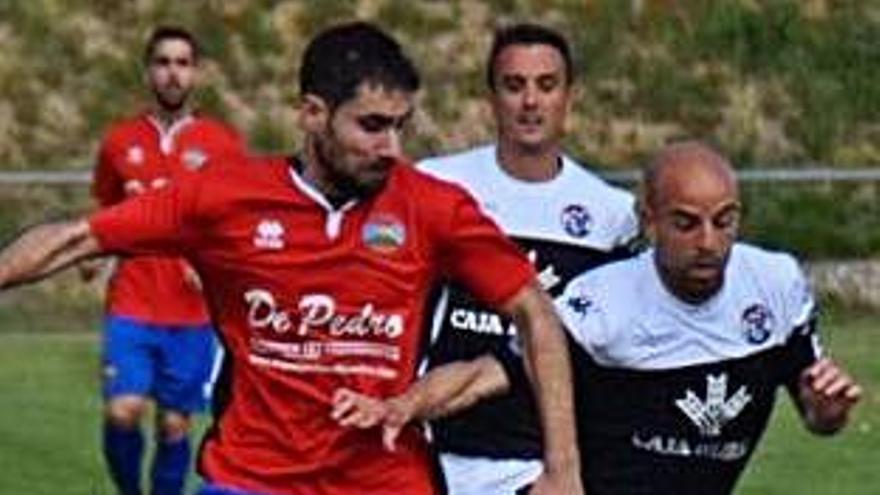 Sergio García disputa el balón en el partido contra el Uxama.
