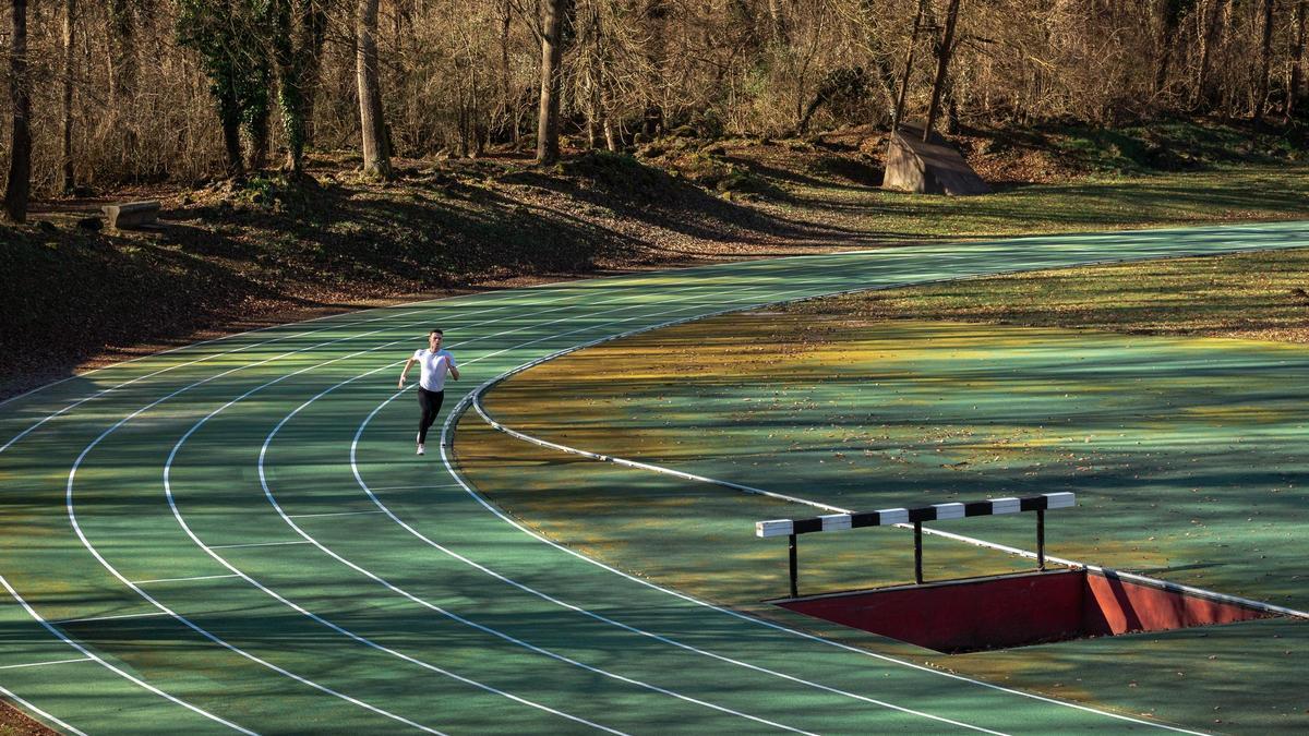 Un atleta corrent a la pista