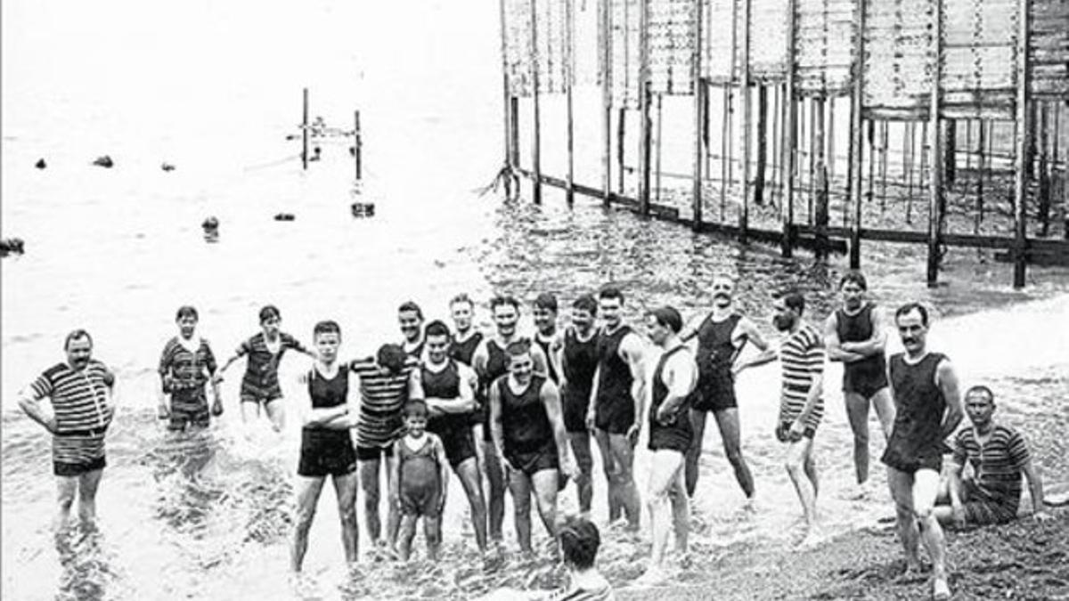 Un grupo de bañistas, en una playa de la Barceloneta, en 1915.