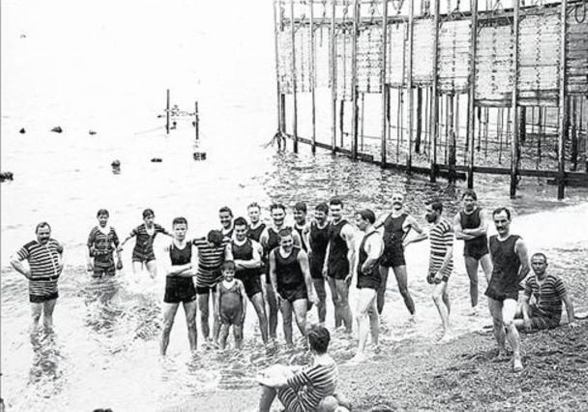 Un grup de banyistes en una platja de la Barceloneta, el 1915.