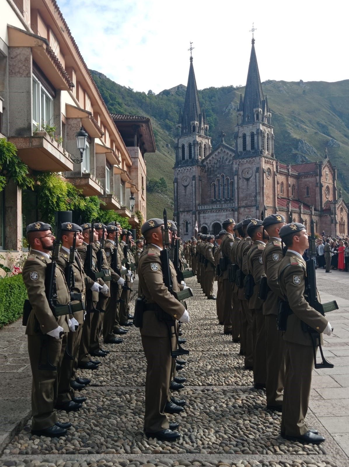 Multitudinaria jura de bandera en Covadonga, con imágenes para la historia en el real sitio