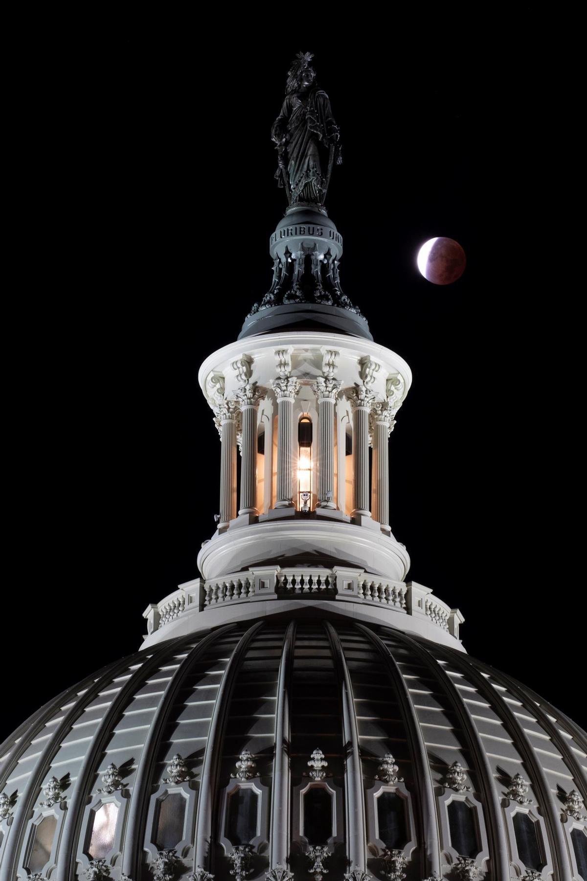 Así ha sido el eclipse parcial de Luna.