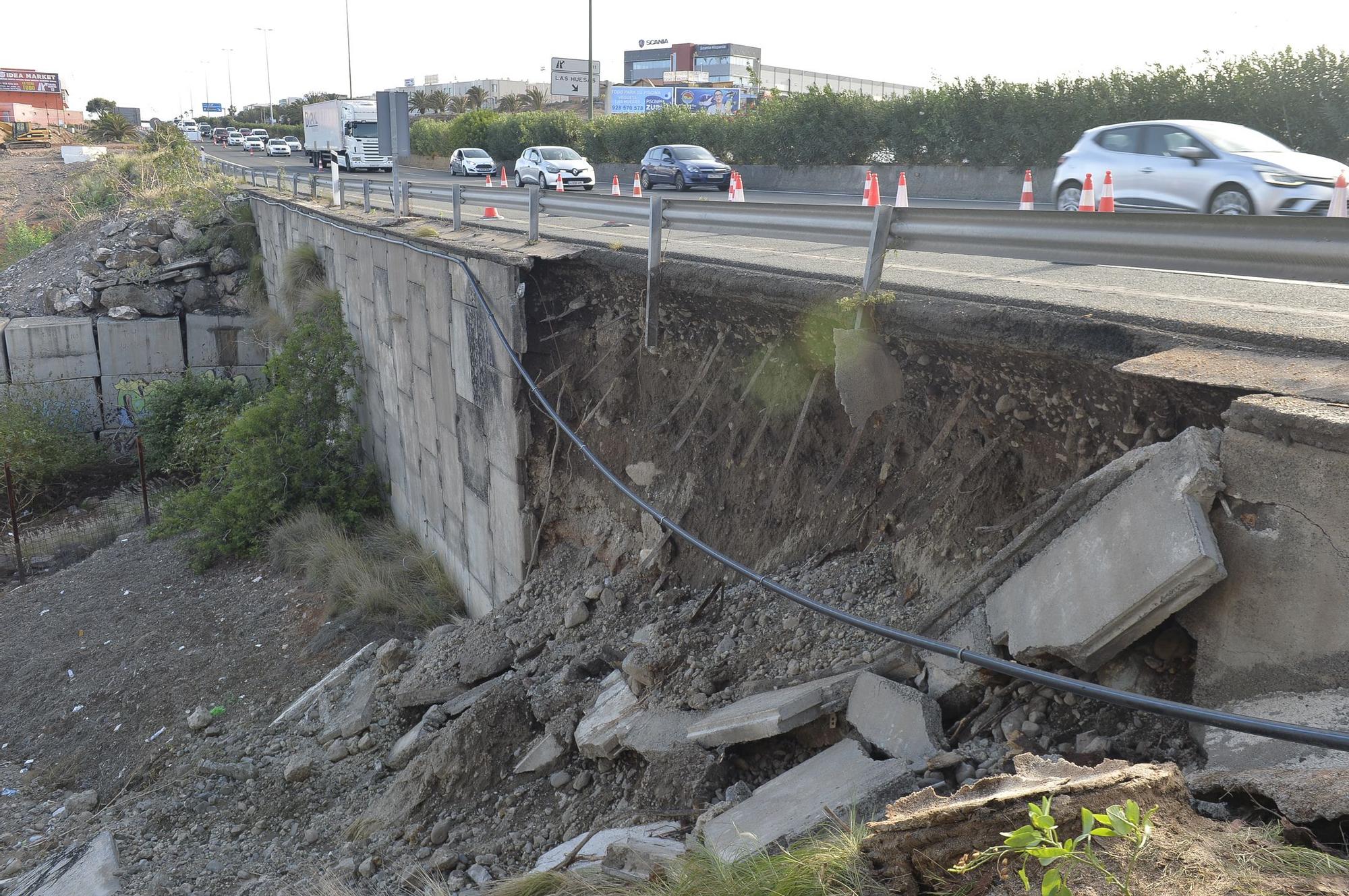 Derrumbe de un muro en la autopista