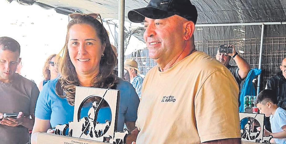 La presidenta Lola García entrega un premio a un ganadero.