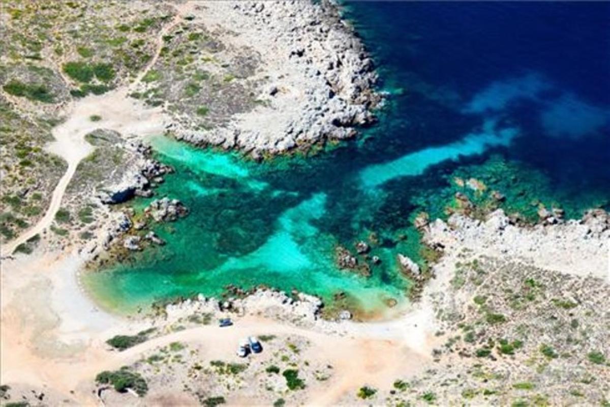 On: Abans del cap de Cavalleria, al final del cinquè camí a l’esquerra a comptar des de la reixa d’accés. Serveis: Cap. Ideal per a aventurers.