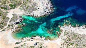 On: Abans del cap de Cavalleria, al final del cinquè camí a l’esquerra a comptar des de la reixa d’accés. Serveis: Cap. Ideal per a aventurers.