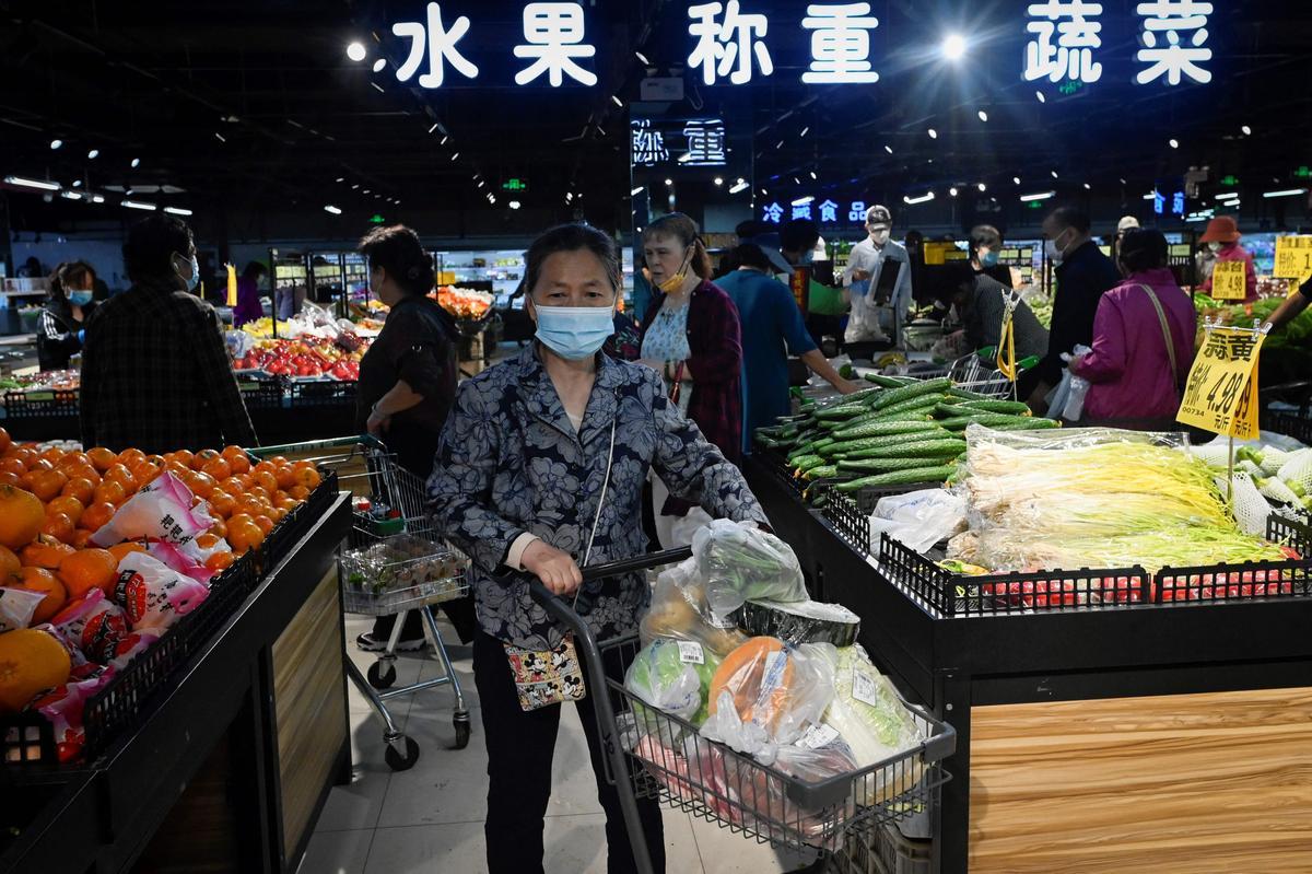 Ciudadanos compran en un supermercado de Pekín, en medio del miedo por un confinamiento estricto a causa del peor brote de covid que afronta la ciudad.