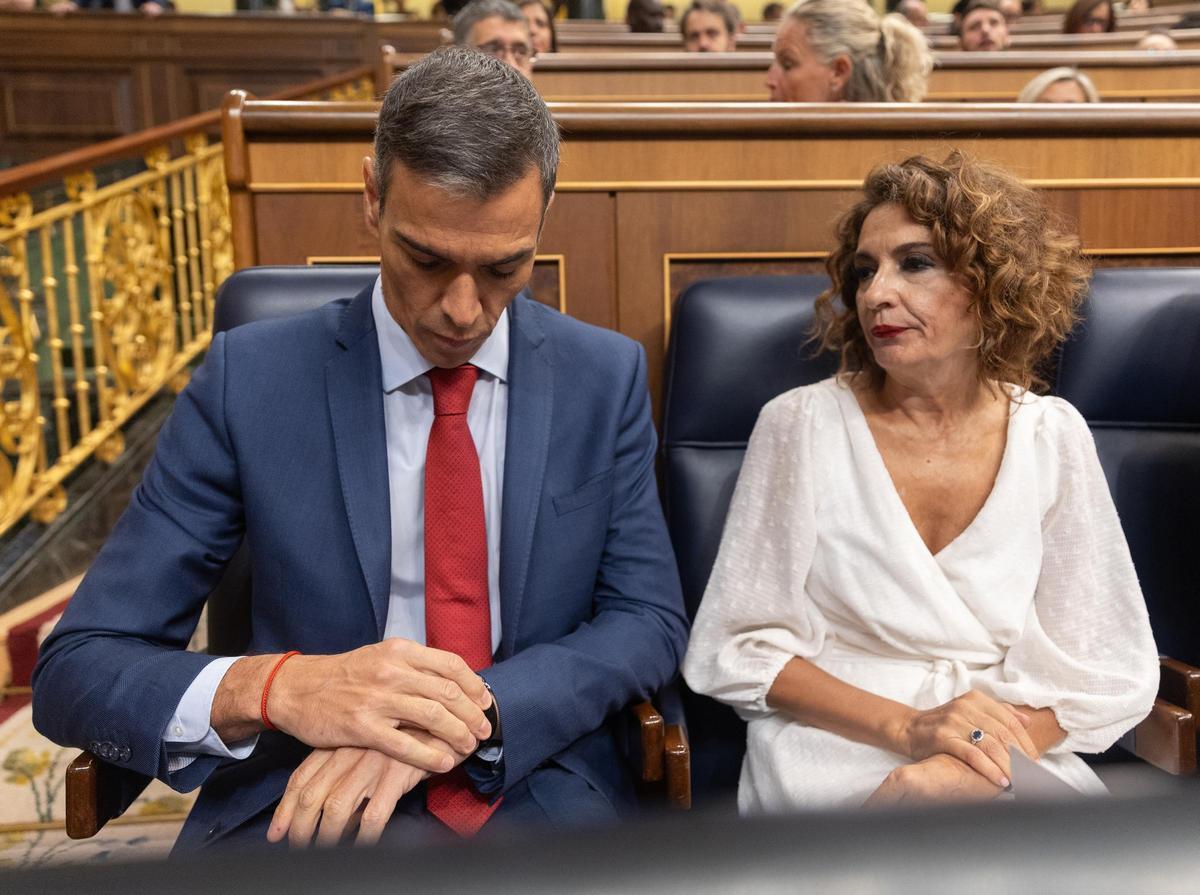 El presidente del Gobierno, Pedro Sánchez y la vicepresidenta primera y ministra de Hacienda, María Jesús Montero.