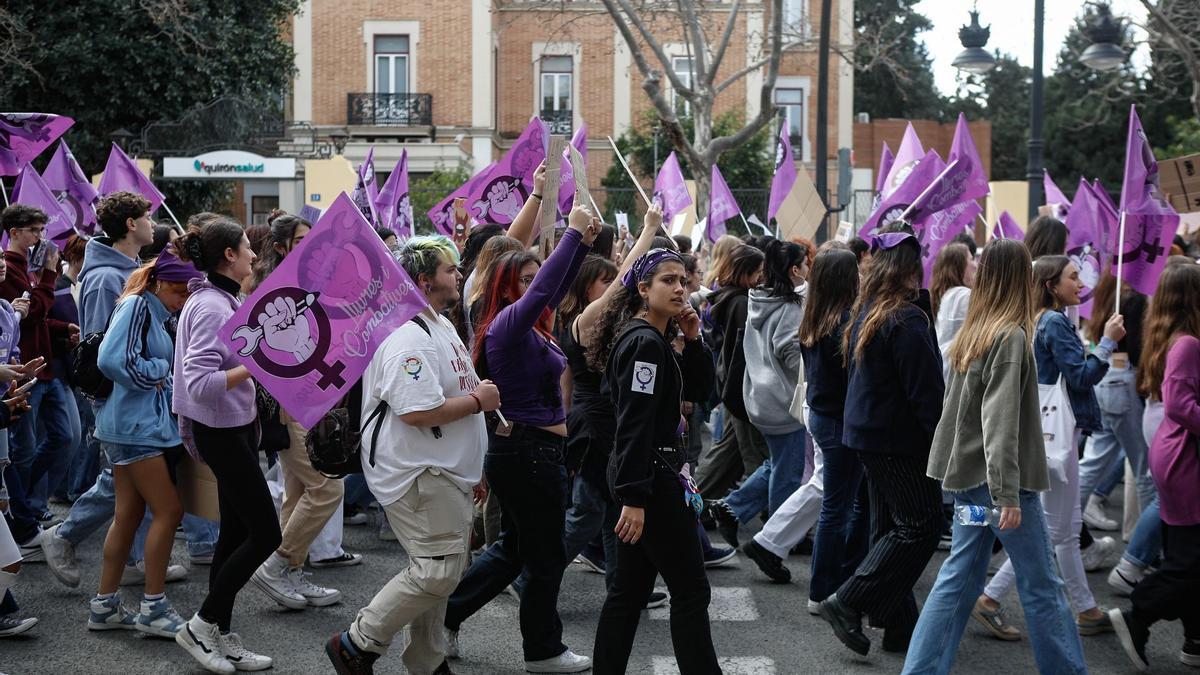 València se tiñe de morado para celebrar el Día de la Mujer