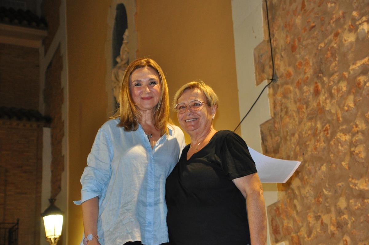 La presidenta de la asociación Amics de Fontilles d’Albal  y Alicia Puchalt.