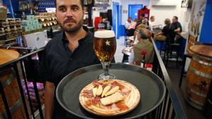 Hasta los andares: con una caña te regalan un platillo de jamón cortado a cuchillo, queso y tostadas.