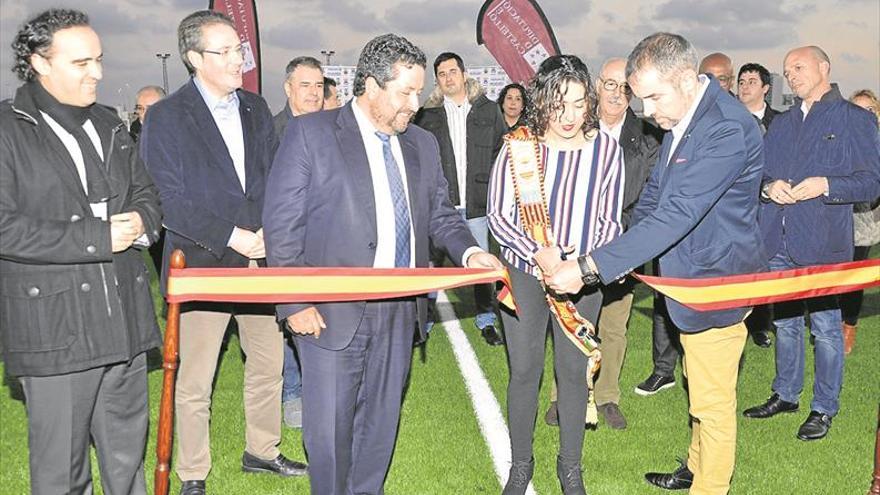 Moncofa reabre el campo de fútbol que ya cuenta con césped artificial