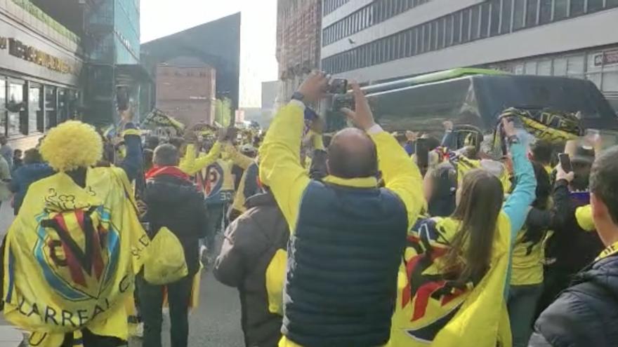 La marea 'grogueta' desplazada a Liverpool ya va camino del mítico estadio de Anfield