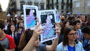 Una manifestación en Barcelona, el pasado abril, contra la violencia machista a raíz del caso de ’la Manada’ (ilustración de Núria Just).