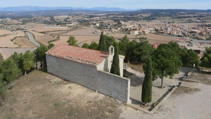 L&#039;Ermita de Sant Sebàstia, amb el municipi de Calaf a sota