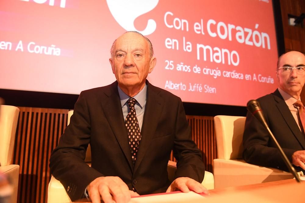 El cirujano coruñés Alberto Juffé presenta libro