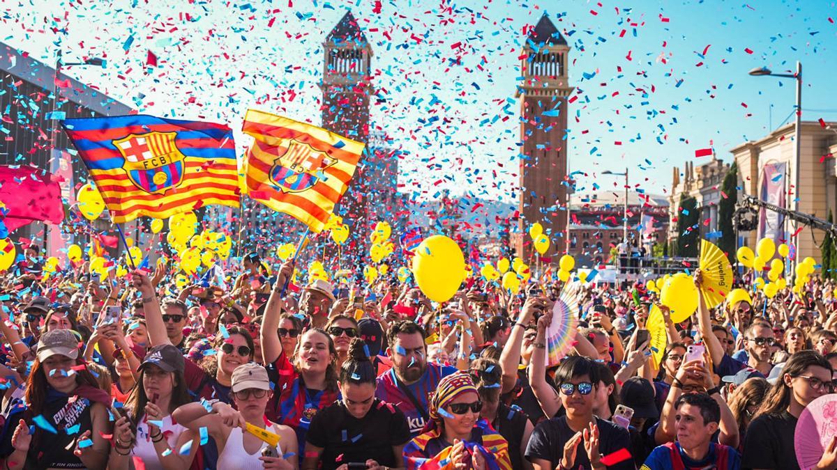 Aficionados del FC Barcelona celebran el póquer de títulos logrado esta temporada por el equipo femenino / EFE/Quique García