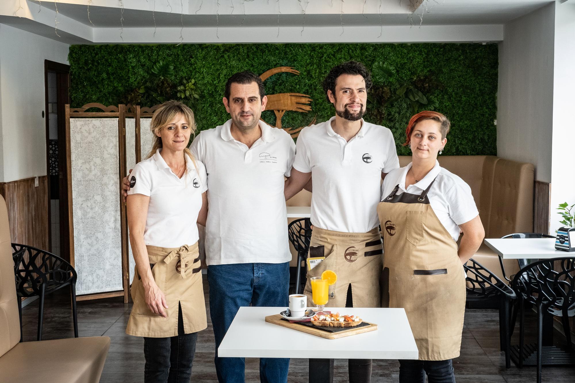 Alex Florentino, con su equipo de trabajo en &#039;El Corcho&#039;.