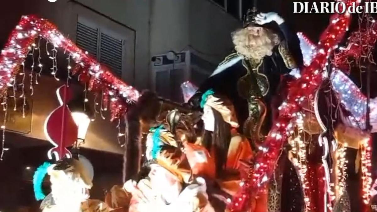 Vídeos: Los Reyes recorren Santa Eulària contra viento y lluvia