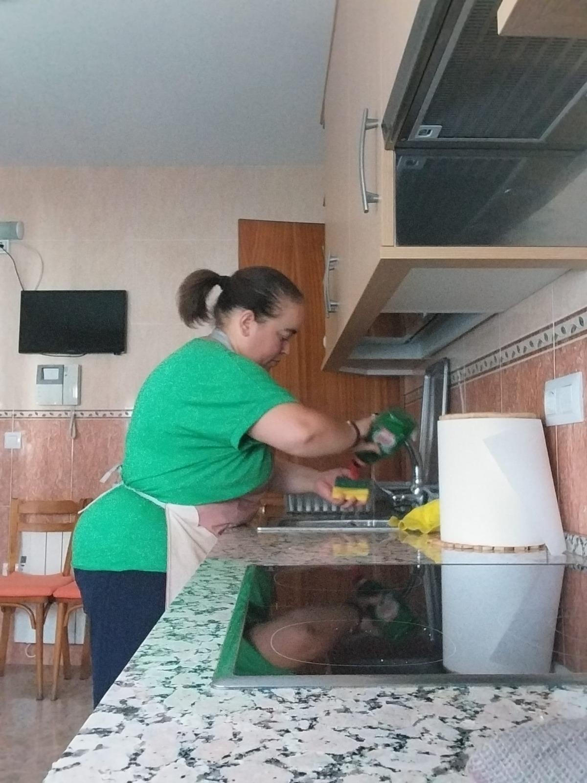 María del Rosario García realiza las tareas domésticas.