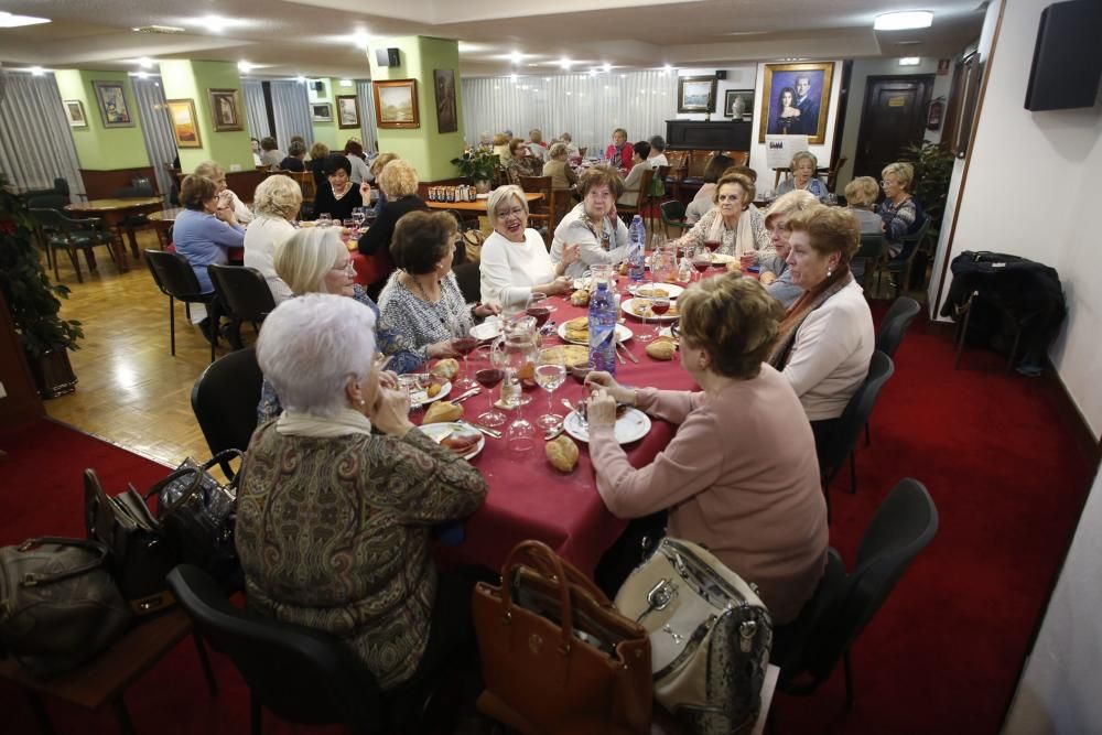 Merienda de Comadres en el casino de Avilés