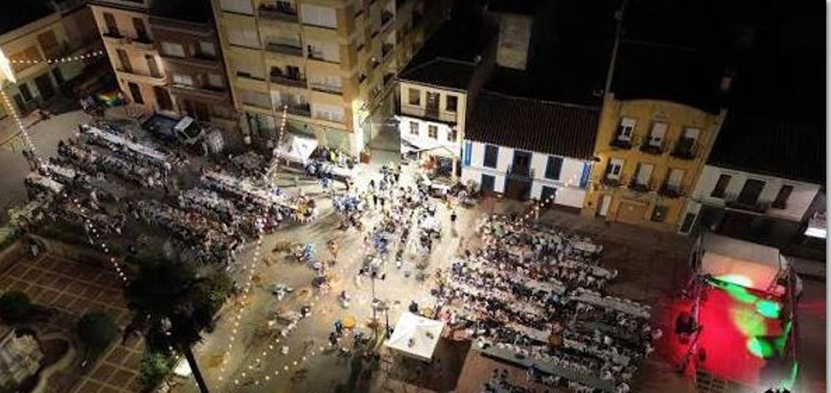 Gilet con la gente en la plaza en fiestas (foto archivo)