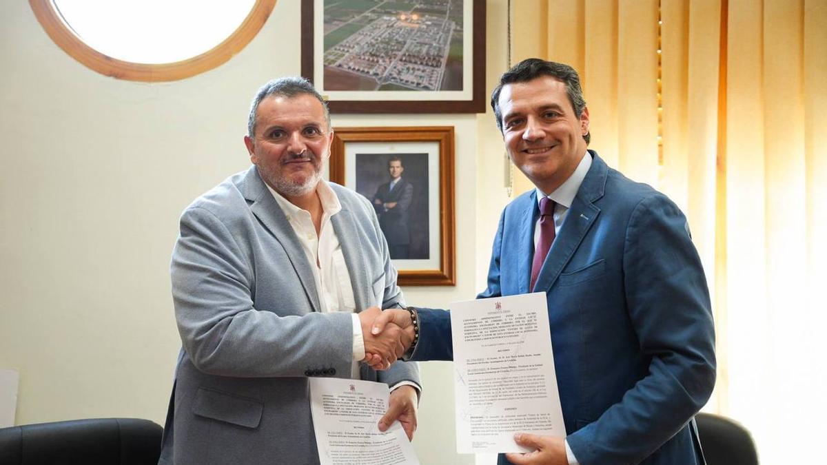 Paco Franco y José María Bellido, tras la firma del acuerdo.