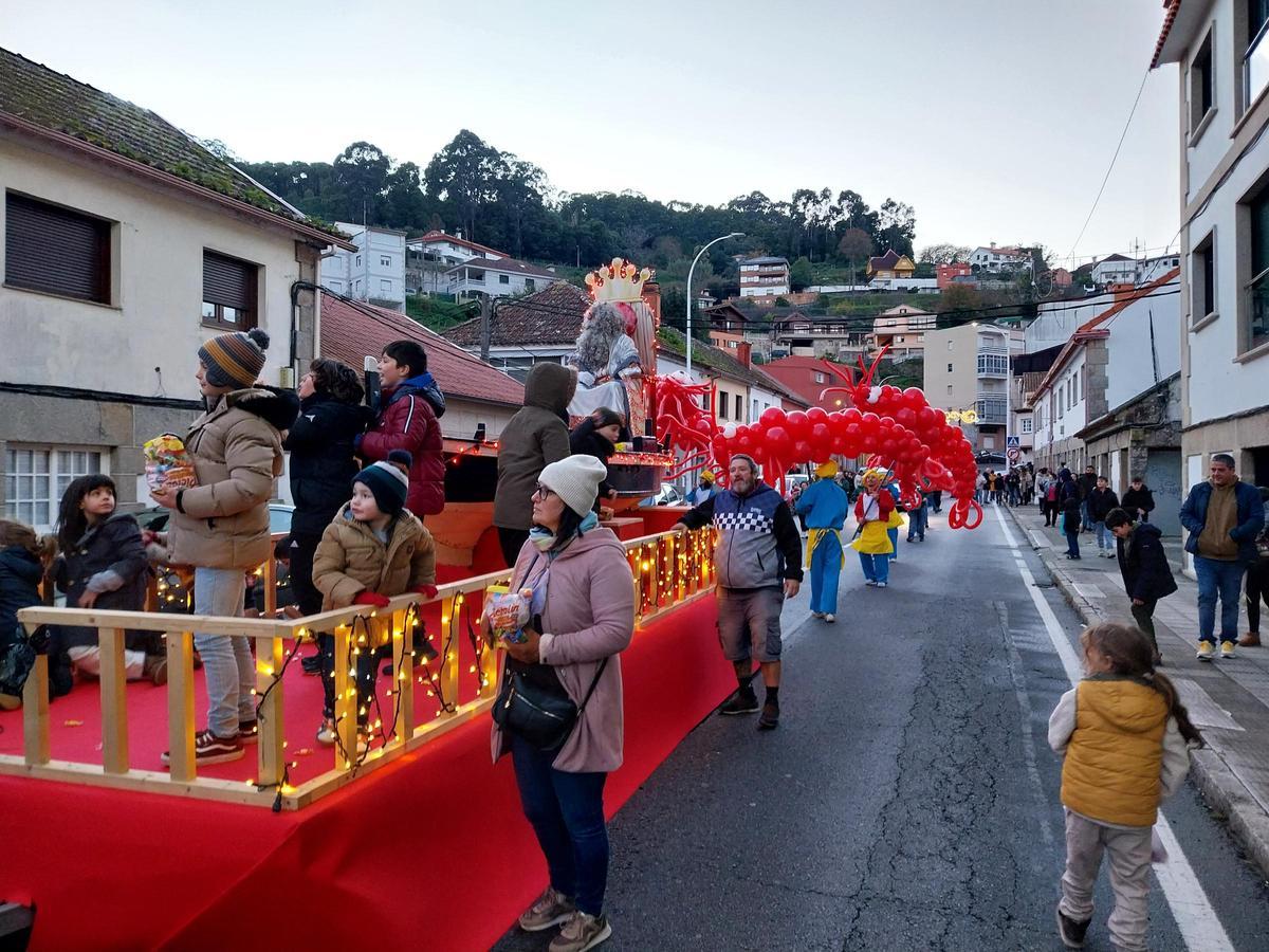 La cabalgata de los Reyes Magos por Bueu a bordo de barcos tradicionales