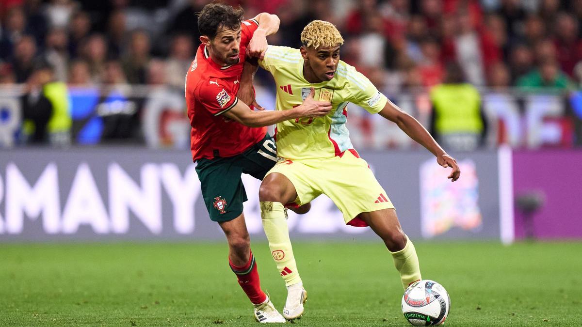 Lamine Yamal pugna con Bernardo Silva por un balón en el Portugal - España