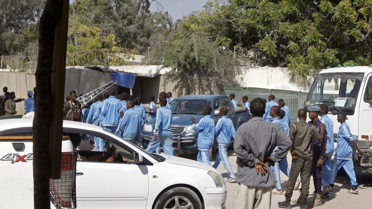 Los alrededores de la academia policial donde un terrorista se ha inmolado matando a 18 agentes en Mogadiscio, la capital de Somalia.