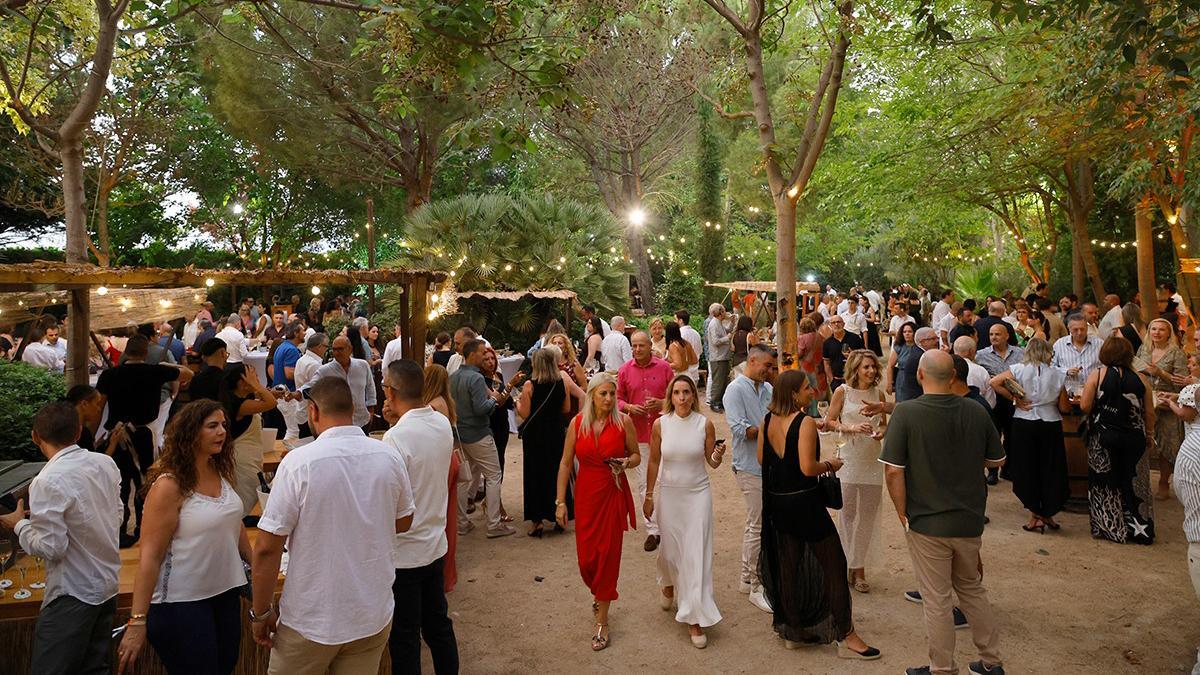 Los jardines de la bodega acogieron a cientos de asistentes.