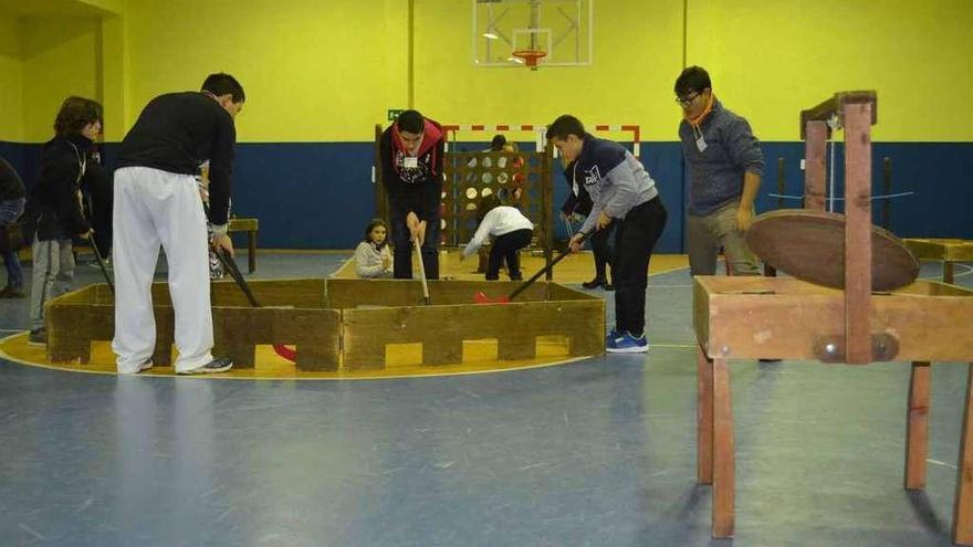 Juegos de madera para disfrutar del hockey, entre los más atractivos.