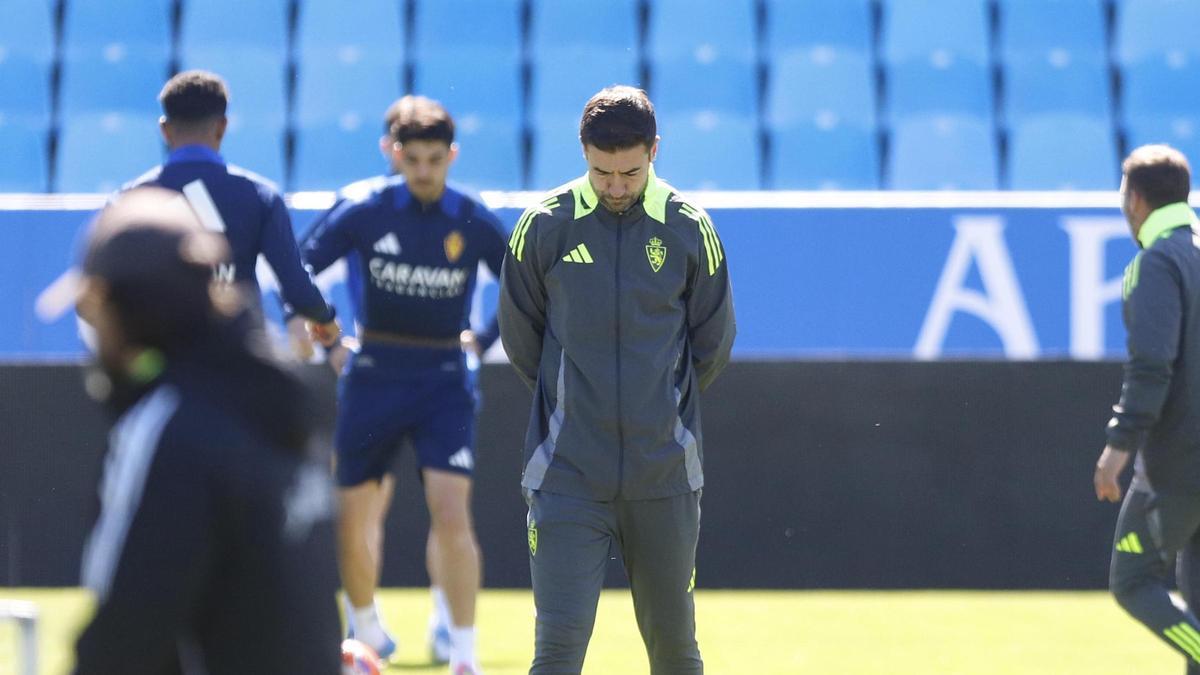 Gabi Fernández, pensativo en el entrenamiento de este miércoles en La Romareda.