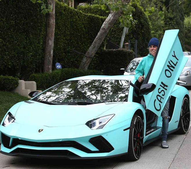 Justin Bieber con su lamborghini azul turquesa