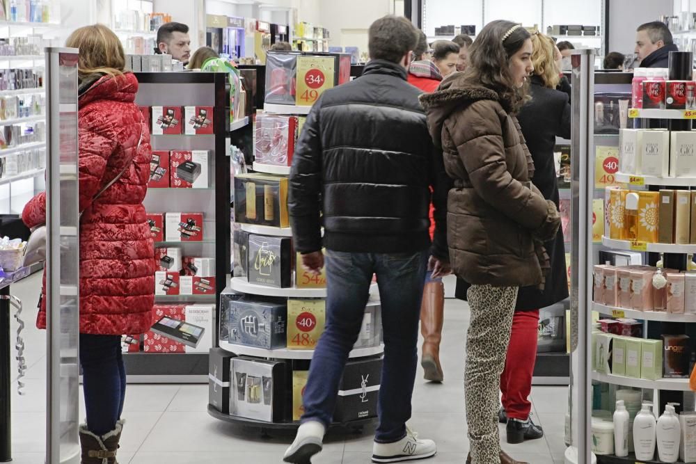 Día de compras navideñas en Oviedo y Gijón