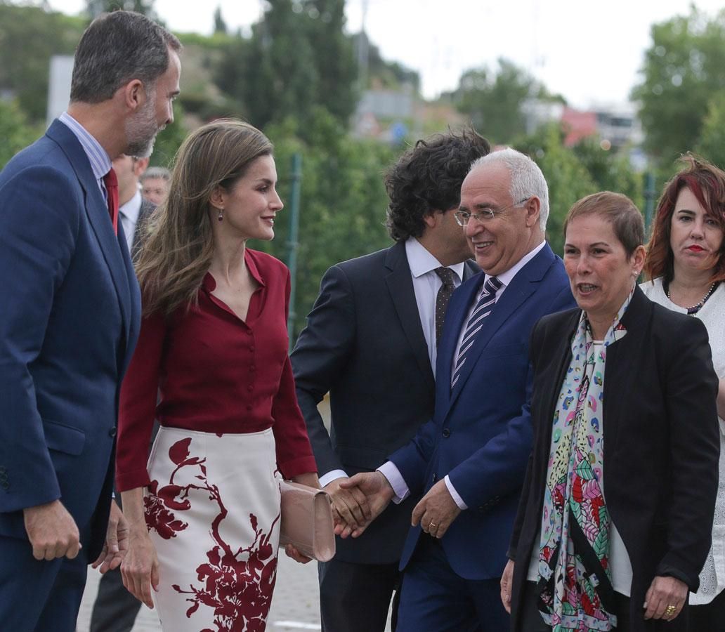 Letizia Ortiz con camisa granate y cartera de mano rosa de Felipe Varela