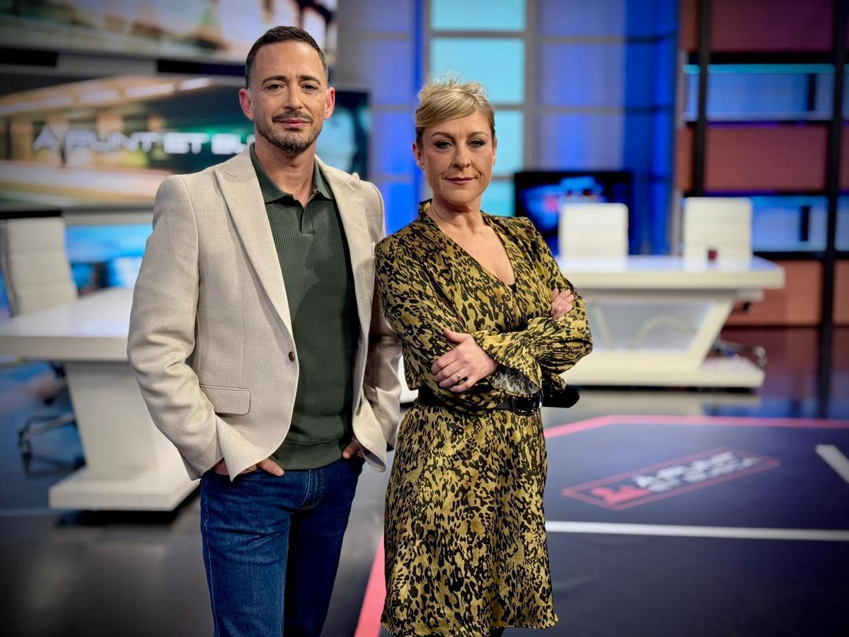 Juan Nieto y Mireia Linares, presentadores del programa 'À Punt et busca' que ha puesto en marcha esta iniciativa.
