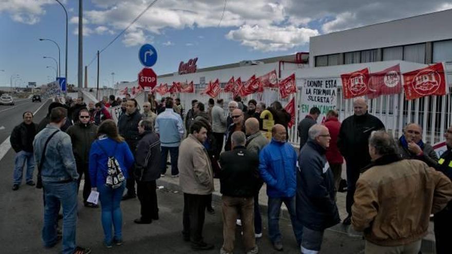 Los trabajadores de Coca-Cola, en la concentración que realizaron ayer.