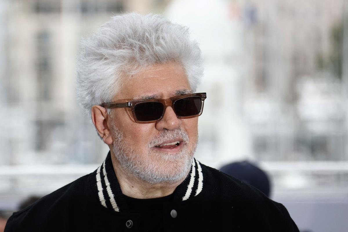 Pedro Almodóvar aterriza en Cannes. El cineasta estrena en Cannes el mediometraje ‘Extraña forma de vida’, con Ethan Hawke y Pedro Pascal, un wéstern protagonizado por dos gais que subvierte el género