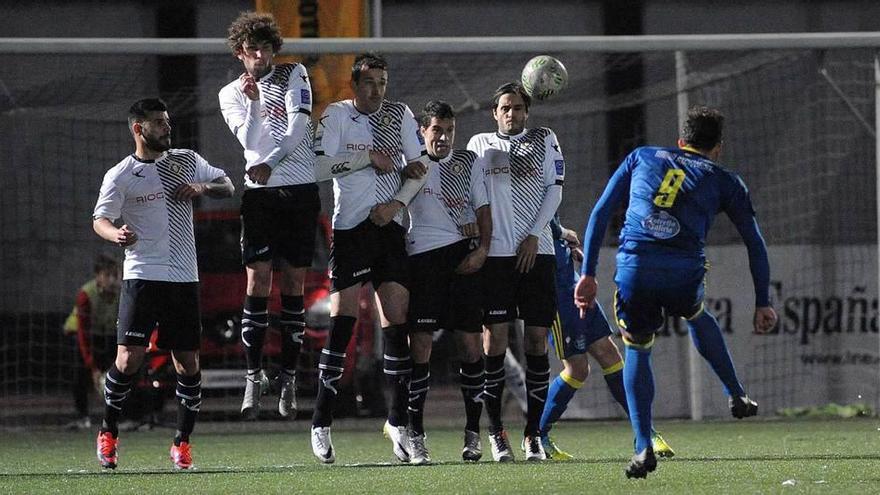 Borja Iglesias, del Celta B, lanza una falta ante una barrera compuesta por Braulio, Colo, Saavedra, Jaime y David González.