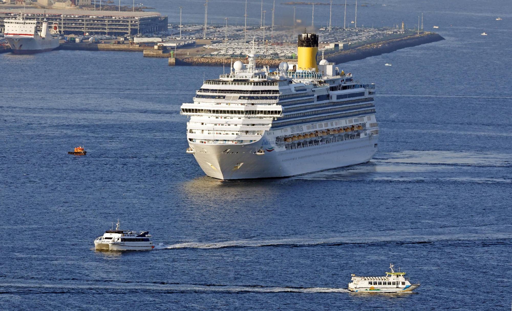 Visitantes y cruceristas del Island Sky y Costa Favolosa animaron un Vigo soleado