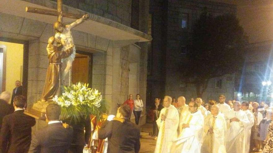 La imagen de San Francisco con Cristo, entrando en la iglesia redonda.