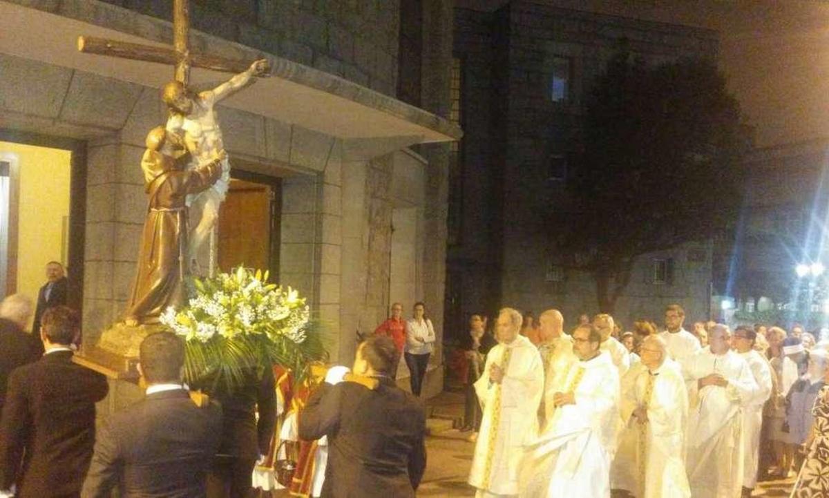 La imagen de San Francisco con Cristo, entrando en la iglesia redonda.