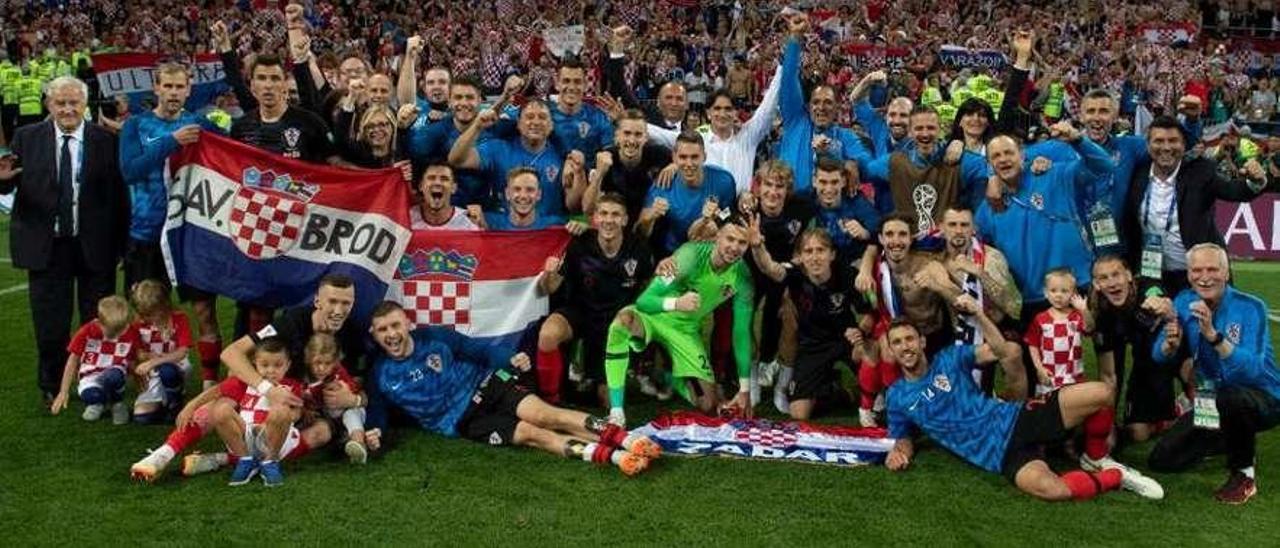 La selección croata -con Jerkan el segundo por la derecha de pie-, tras derrotar a Inglaterra.